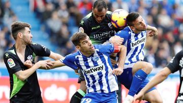 GRAF6459. VITORIA, 11/11/2018.- El centrocampista del Huesca Moi G&oacute;mez, el defensa del Deportivo Alav&eacute;s Manu Garc&iacute;a, el defensa del oscense Carlos Akapo, y el delantero argentino del equipo vasco Jonathan Calleri (i a d) durante el pa