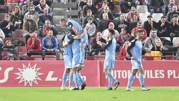 Los jugadores celebran el gol.