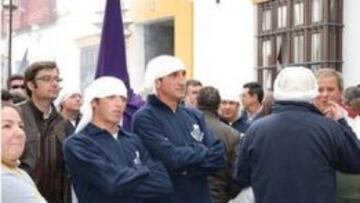 Manolo Jiménez, de costalero en Arahal.