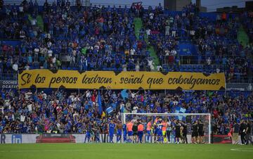 Los jugadores del Getafe celebran con sus aficionados la permanencia en primera división.