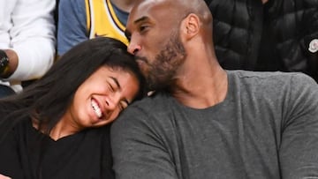Kobe Bryant y su hija, Gianna Bryant en el juego de Los Angeles Lakers vs.  Atlanta Hawks en el Staples Center, California. Noviembre 17, 2019.