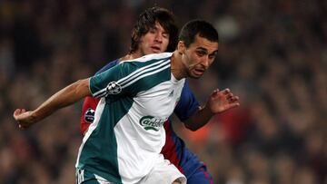 Barcelona's Argentinian Lionel Messi (L) is tackled by Liverpool's Alvaro Arbeloa during the first leg of a last 16 Champions League football match at the Camp Nou stadium in Madrid, 21 February 2007.
AFP PHOTO/LLUIS GENE