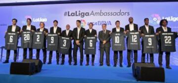 Figo, Kanout¨¦, Kluivert, Karembeu, Albelda, Urzaiz, Salgado, Morientes y Roberto Carlos, Fernando Sanz y Mendieta fueron presentados como embajadores de La Liga.