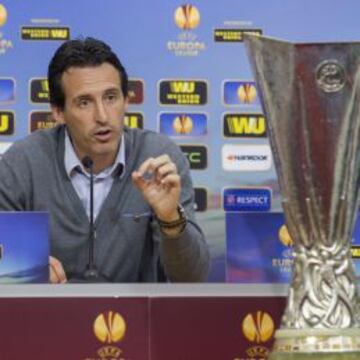Unai Emery, junto a la antigua Copa de la UEFA que se entregará al campeón de la Europa League, durante su rueda de prensa.