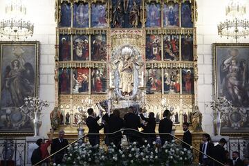 Los jugadores del Real Madrid llevan la Copa de Europa a la Virgen de La Almudena.

