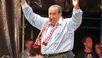 <b>SU GRAN MOMENTO. </B>Final de la temporada 95-96. Con el doblete en el bolsillo, Gil se muestra inmenso en la gran celebración rojiblanca en el Calderón.