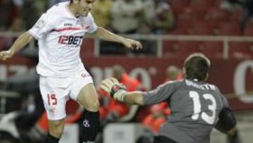 <b>EL SEGUNDO. </b>Alfaro remata ante Guaita en la acción del 2-0 que sentenció el Sevilla-Valencia de anoche en el Sánchez Pizjuán.