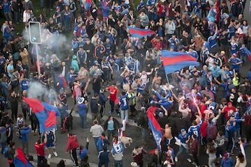 Hinchas de Universidad de Chile celebran en Plaza Italia.