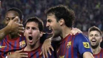 <b>UNA DUPLA LETAL. </b>Messi y Fàbregas, junto a Keita, y con Piqué al fondo, celebran el tercer gol al Madrid en el Camp Nou en la Supercopa.