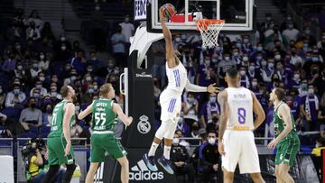 Guerschon Yabusele se cuelga del aro en la victoria ante el Zalgiris en la 9ª jornada de la Euroliga.