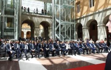 La plantilla del Real Madrid fue recibida en la sede de la Comunidad de Madrid por Cristina Cifuentes.