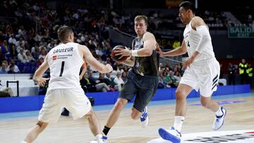 Gerun, del Breogán, defendido por Causeur y Ayón, del Real Madrid.