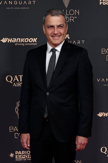 El director general de la Juventus, Damien Comolli, posa a su llegada antes de la ceremonia de entrega del Balón de Oro 2025.