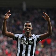 El Newcastle se frota las manos con Isak
