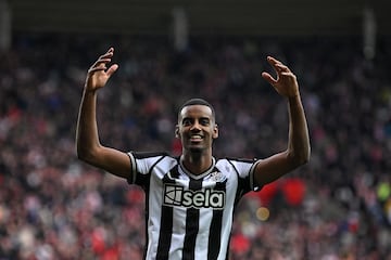 Alexander Isak, jugador del Newcastle, durante un partido.