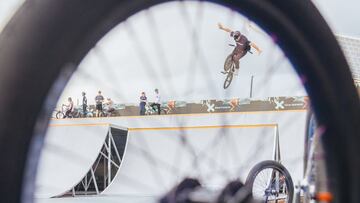 Un rider tirando un no hands en el Central Park del Extreme Barcelona, el viernes 16 de septiembre del 2022. 