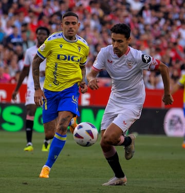 El 15 de mayo de 2024, ante el Cádiz, jugó su partido número 500 con la camiseta del Sevilla y es el jugador que más veces ha llevado su elástica.