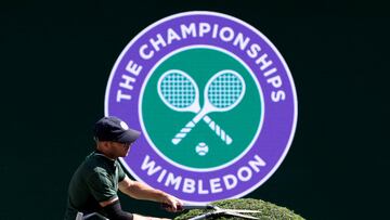 Tennis - Wimbledon Preview - All England Lawn Tennis and Croquet Club, London, Britain - June 22, 2022 General view as a worker cuts a hedge at the All England Lawn Tennis and Croquet Club REUTERS/Paul Childs     TPX IMAGES OF THE DAY