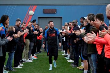 Messi volvió ayer a los entrenamientos con su club, el PSG, después de haberse proclamado campeón del Mundo con Argentina en Qatar hace poco más de dos semanas. Compañeros de equipo, staff técnico y trabajadores del club parisino quisieron homenajearle con un pasillo de campeón a su salida al césped del campo de entrenamiento.