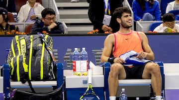 Carlos Alcaraz, durante un descanso de su partido contra Daniil Medvedev en el China Open.