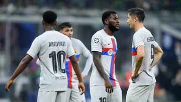 Soccer Football - Champions League - Group C - Inter Milan v FC Barcelona - San Siro, Milan, Italy - October 4, 2022 FC Barcelona's Robert Lewandowski, Ansu Fati and Franck Kessie react REUTERS/Daniele Mascolo