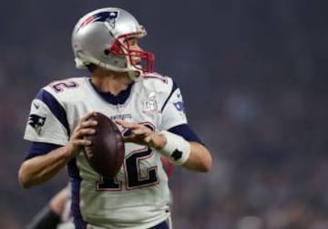 Tom Brady tenía algo más de 3 minutos para recorrerse el campo, ya que comenzó su drive practicamente en su propia red zone, anotar un TD y la conversión de dos.