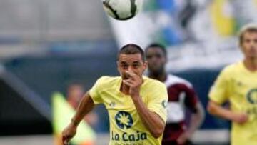 <b>OPTIMISTA. </b>Guayre persigue el esférico en el partido ante el Cádiz.