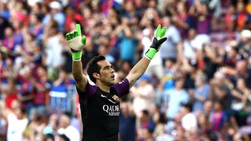 Claudio Bravo no se entren&oacute; con el Bar&ccedil;a y pone rumbo a Manchester.