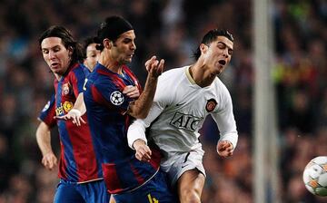Rafa Márquez le tocó la tarea de detener a Cristiano en un partido de UEFA Champions League en la temporada 2007.2008 en la cancha del Nou Camp. 