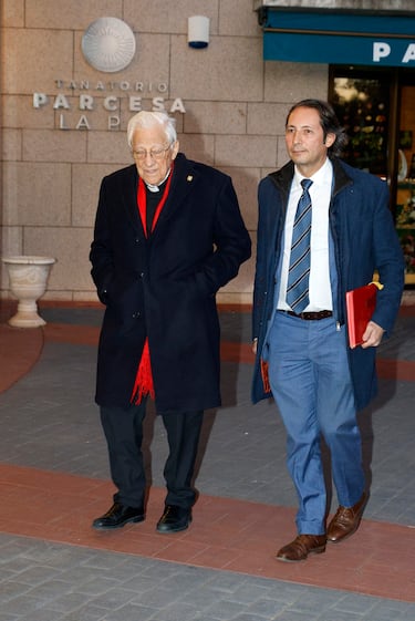 El Padre Ángel acude al Tanatorio.