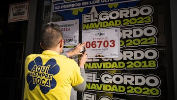 Agraciados con el ‘Primer Premio’ del Sorteo Extraordinario de El Niño 2026 correspondiente al número 06703, celebran su suerte en la administración de O Porriño, a 6 de enero de 2026, en O Porriño, Pontevedra, Galicia (España). El Sorteo de la Lotería del Niño se celebra en el Salón de Loterías y Apuestas del Estado mediante un sistema de bombos múltiples. Cuenta con una emisión de 55 series de 100.000 billetes cada una, que alcanza los 1.100 millones de euros, destinando el 70%, es decir, 770 millones de euros, a premios.
06 ENERO 2026
Elena Fernández / Europa Press
06/01/2026