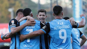 Huachipato es líder en el fútbol chileno y mete presión a la UC