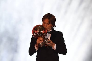 Luka Modric kisses the 2018 Ballon d'Or award
