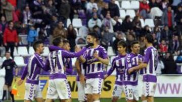 Los jugadores del Valladolid celebran la victoria ante el Tenerife.