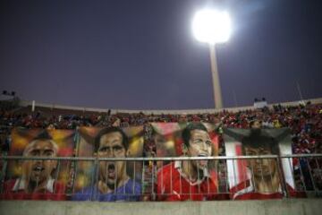 Hinchas chilenos con gigantografías de Arturo Vidal, Claudio Bravo, Alexis Sánchez y Gary Medel.