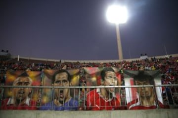 Hinchas chilenos con gigantografías de Arturo Vidal, Claudio Bravo, Alexis Sánchez y Gary Medel.