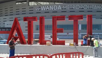 Nuevas letras que se est&aacute;n construyendo ante la fachada del Wanda Metropolitano.