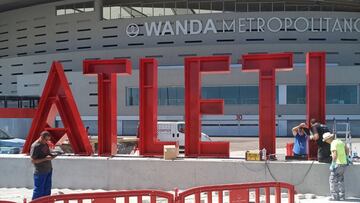 Nuevas letras que se están construyendo ante la fachada del Wanda Metropolitano.