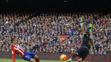 Bravo detuvo a Griezmann la última vez que se enfrentaron.