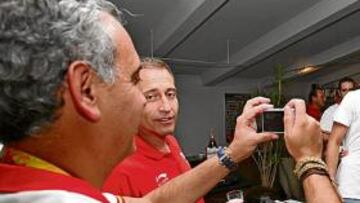 <b>FOTÓGRAFO OCASIONAL. </b>José Luis Sáez, presidente de la FEB, fotografía a Felipe Reyes con su madre y su novia. José Luis Llorente no le quita ojo.