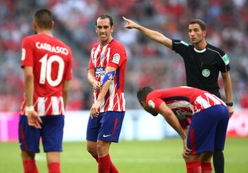 Godín sent off for a second booking. Min.89