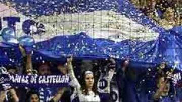 <b>UN GRAN CLUB EN UN MAL MOMENTO.</b> Los aficionados intetentan apoyar al equipo hasta donde pueden.