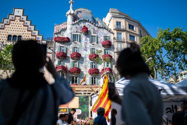 El edificio de Antoni Gaudí, decorado con rosas, durante la Diada de Sant Jordi 2025.