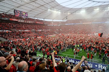 Los aficionados del Bayer Leverkusen invadieron en masa el césped del BayArena tas finalizar el encuentro y celebrar el primer título en la Bundesliga de su equipo.