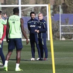 Oier y Dwamena, fuera de la lista ante el Eibar por estar lesionados