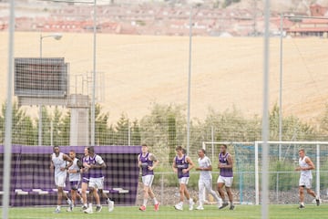Los jugadores de baloncesto del Real Valladolid se entrenaron en Los Anexos.