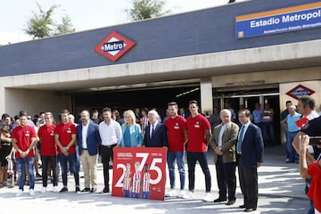 La presidenta de la Comunidad, Cristina Cifuentes, junto al presidente del Atlético de Madrid, Enrique Cerezo, y el entrenador del equipo, Diego Pablo Simeone y varios jugadores de la plantilla rojiblanca ,durante el acto de promoción del uso del metro para el acceso al estadio Wanda Metropolitano del Atletico de Madrid. 