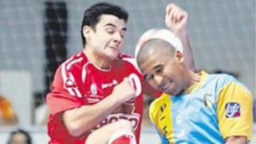 <b>ÚLTIMO ESFUERZO. </b>Cobeta y Manoel Tobías disputan un balón.