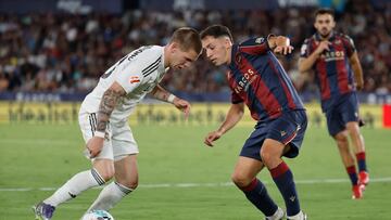 VALENCIA, 23/09/2025.- El centrocampista argentino del Real Madrid Franco Mastantuono (i) juega un balón ante Jon Olasagasti, del Levante, durante el partido de la sexta jornada de LaLiga EA Sports que Levante UD y Real Madrid disputan hoy martes en el estadio Ciutat de Valencia. EFE/Ana Escobar