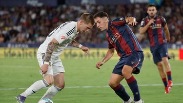 VALENCIA, 23/09/2025.- El centrocampista argentino del Real Madrid Franco Mastantuono (i) juega un balón ante Jon Olasagasti, del Levante, durante el partido de la sexta jornada de LaLiga EA Sports que Levante UD y Real Madrid disputan hoy martes en el estadio Ciutat de Valencia. EFE/Ana Escobar